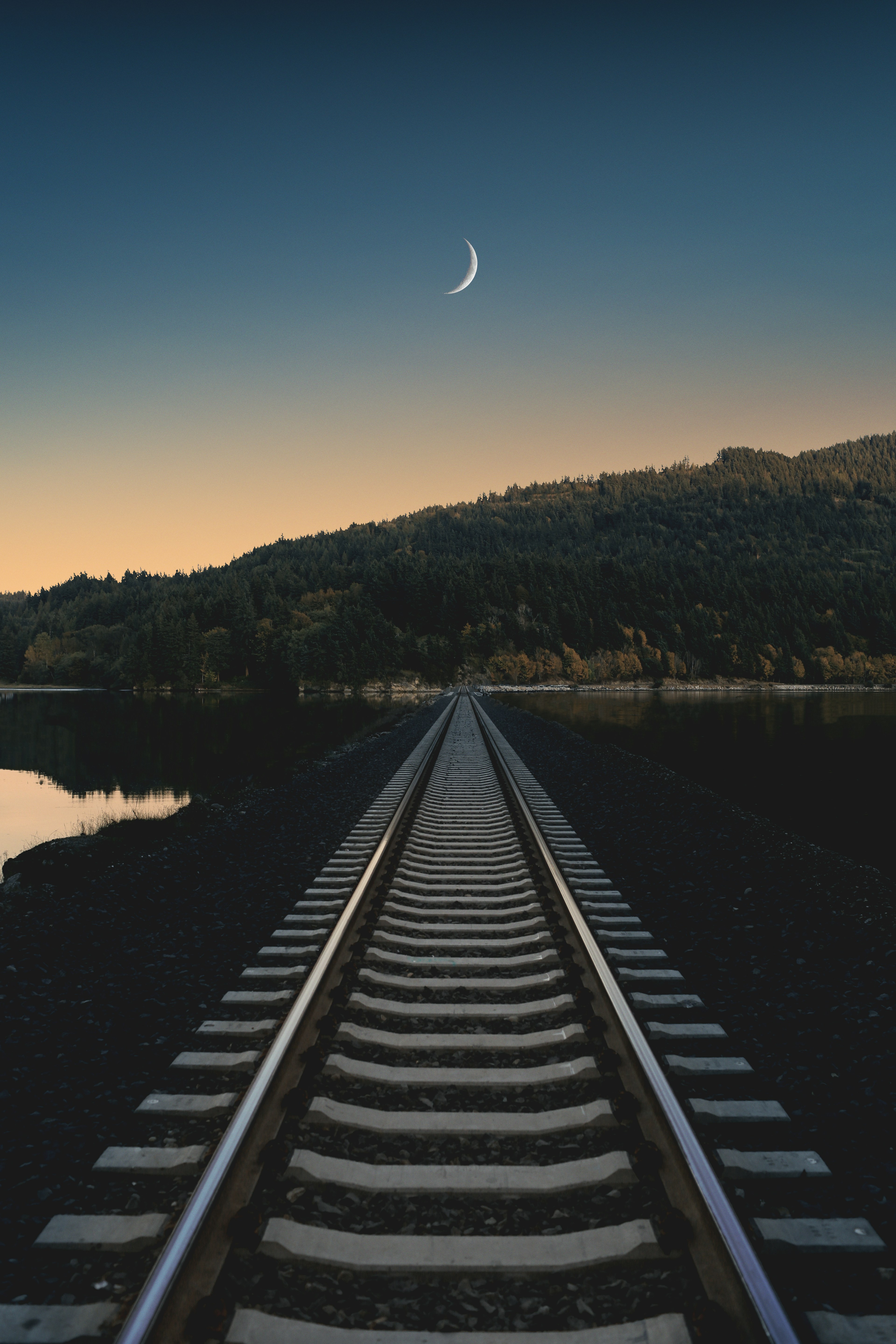 treno rotaie luna.jpg